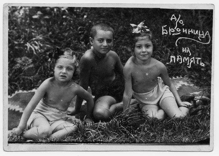 Mark Blank, in the middle, with friends near Mogilev-Podolskiy, 1937. Blank, age 7, is next to his friend Alla Weinstein and another girl with a bow in her hair, whose name he has forgotten.
