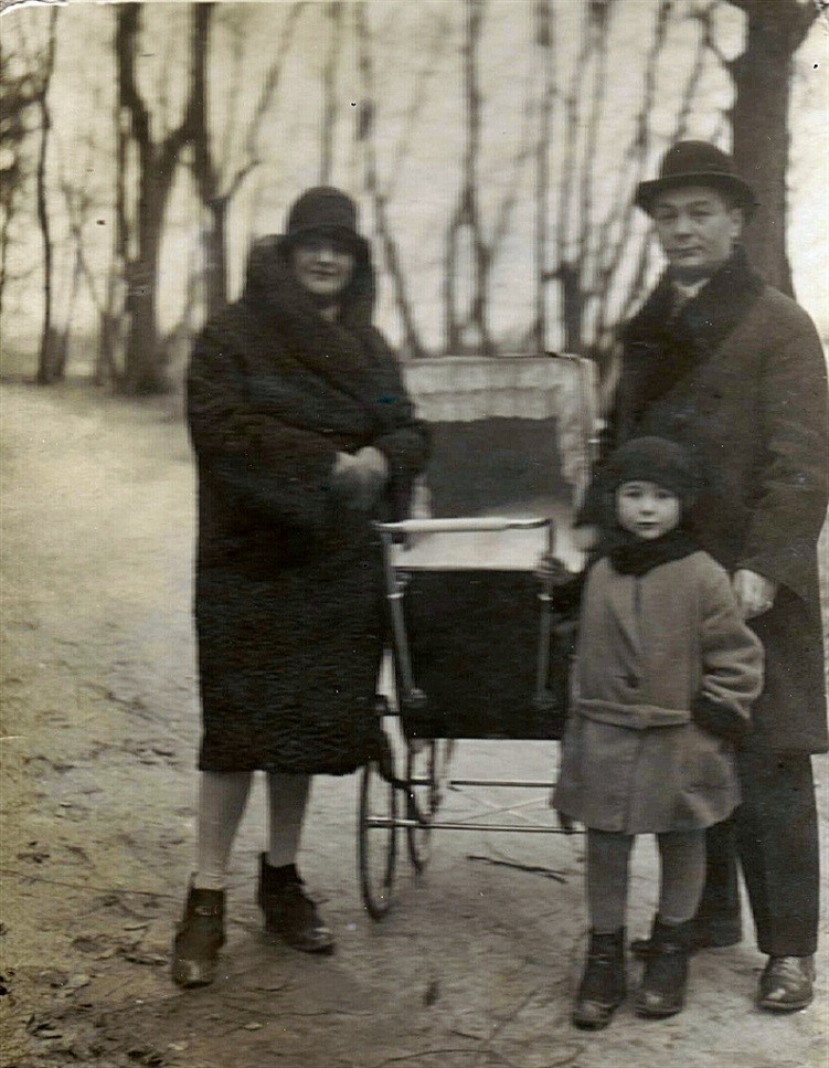 Mira (in foreground) with mother Eugenia, father Moritz, and brother Benno (in carriage), 1928