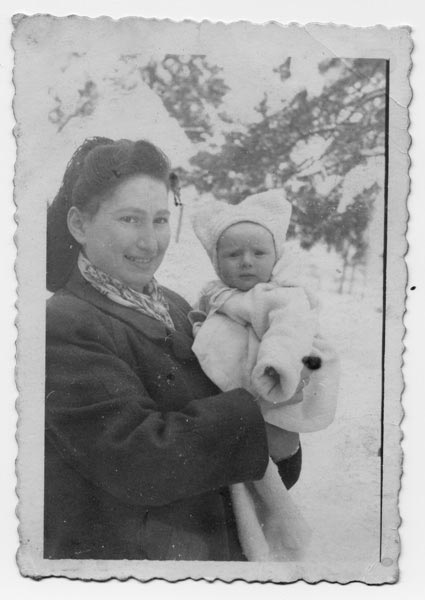 Gertrude Schlanger, pictured with her daughter Hilda in Italy. Schlanger had another daughter who is not pictured here.