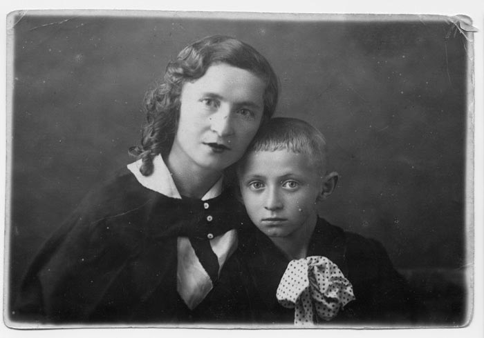 Alexander Savranskiy at age seven with his mother, Raisa.