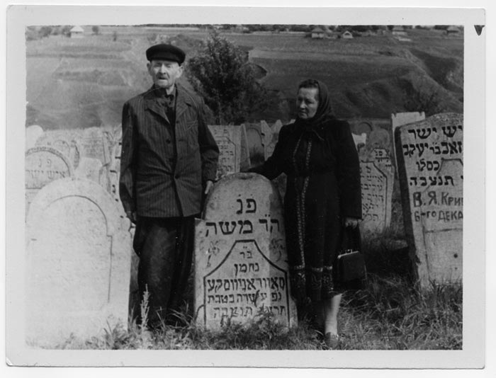 Alexander Savranskiy with his mother, Raisa, and great uncle, Benjamin, at his father's grave in Tomashpol, Ukraine, 1950.